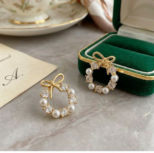 Exquisite Gold Tone Blow Earrings