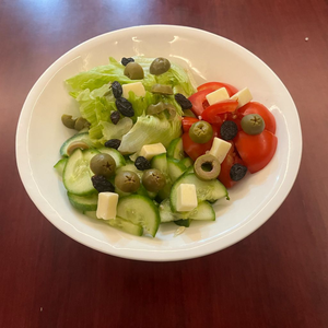 Classic Garden Salad 🥗 
Fresh, tangy, and perfectly balanced for a light, feel-good meal.