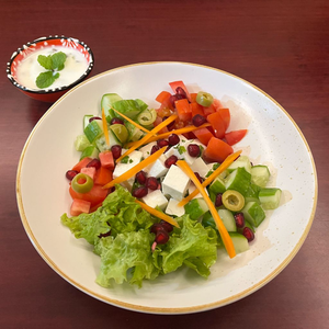 Mint Kissed Paneer & Pomegranate Salad 🌿
Paired with yogurt and jalepeno dressing