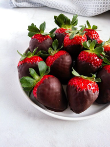 Chocolate-Dipped Strawberry 🍓🍫